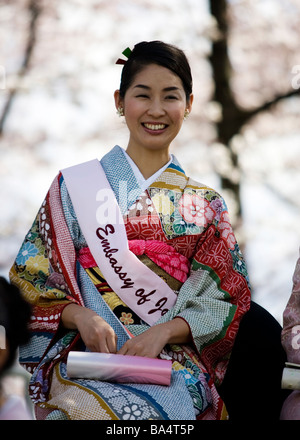 Weibliche japanische Botschaft Vertreter im Kimono am National Cherry Blossom Festival - Washington, DC USA Stockfoto