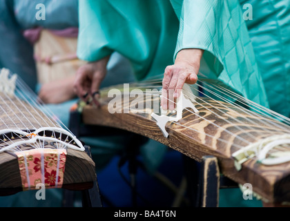 Nahaufnahme einer japanischen Frau ein Koto-tuning Stockfoto