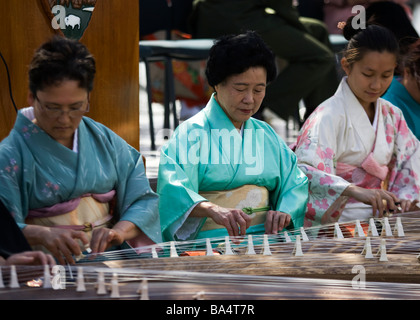 Japanische Frauen spielen Koto Stockfoto