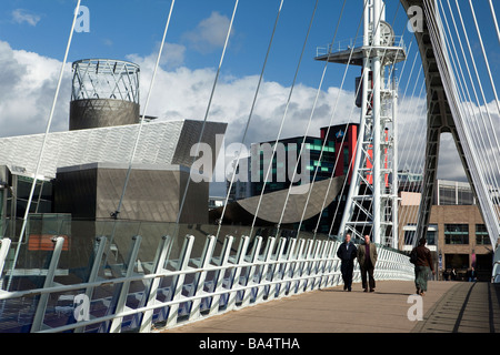 UK England Salford Quays Lowry Millennium Fußgängerbrücke überqueren Manchester Ship Canal Stockfoto