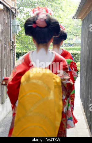 Geisha-Frauen gehen auf der Straße in Kyoto, Japan Stockfoto