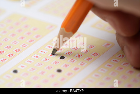Stift markieren auf Lotto Zettel Nummer hautnah Stockfoto