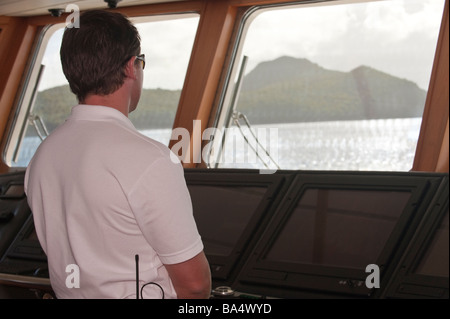 Kapitän auf der Brücke an Bord Superyacht "Großen Aron" Ausschau zu halten Stockfoto