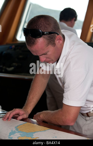 Chief Officer studieren das Diagramm von Nevis in der Karibik auf dem Kartentisch an Bord super Yacht "Großen Aron" Stockfoto