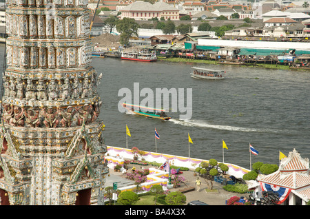 Ein long-Tail-Fluss-Taxi-Boot beschleunigt den Chao Phraya River in Bangkok Stockfoto