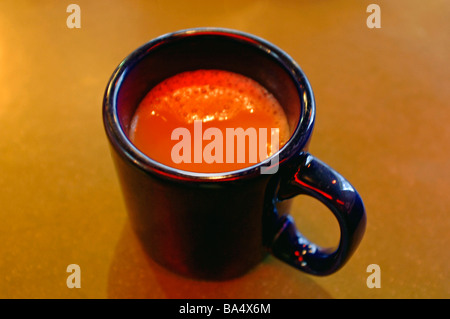 Dampfende schaumig cremige, schäumenden Tasse Java, Joe, Kaffee in einem königsblauen Tasse mit Milch und Zucker Stockfoto