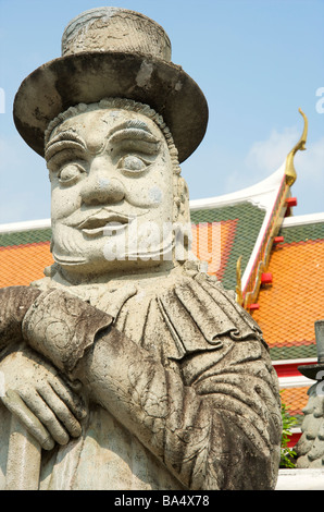 Kopf & Schultern einer riesigen Stein europäischen Statue auf dem Gelände des Wat Pho Bangkok Stockfoto