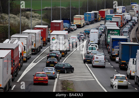 Schwerlastverkehr auf der M25 London Orbital Autobahn in Essex über Ostern Bank Holiday Wochenende, UK Stockfoto