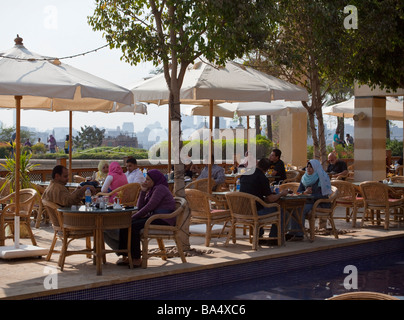 Gönnern an der Lakeside Café, al-Azhar-Park, Kairo, Ägypten Stockfoto