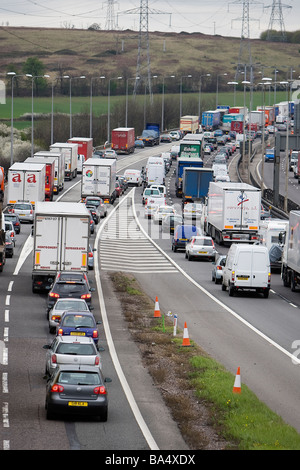 Schwerlastverkehr auf der M25 London Orbital Autobahn in Essex über Ostern Bank Holiday Wochenende, UK Stockfoto