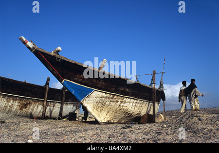 Jemenitische Dhaus am Strand in der Nähe von Hadibu auf der Insel Sokotra oder Suqutra Stockfoto