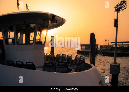 Wasser-Taxi vertäut geschlossenen geschäftlich bei Sonnenuntergang in Venedig Stockfoto