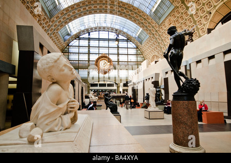 Musée d'Orsay Haupthalle Innenuhr Paris Frankreich // PARIS, Frankreich — die Haupthalle des Musée d'Orsay mit ihrer berühmten Innenuhr ist ein Kunstmuseum, das der französischen Kunst gewidmet ist. Dieses große Gebäude war früher der Gare d’Orsay, ein von Victor Laloux für die Weltausstellung 1900 entworfener Bahnhof Beaux-Arts. Es beherbergt eine große Sammlung französischer Kunst aus der Zeit von 1848 bis 1915, darunter Meisterwerke von Malern wie Renoir, Cézanne, Monet und Degas. Stockfoto