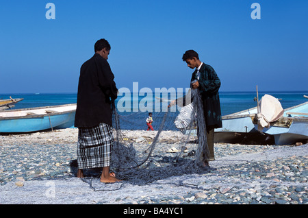 Jemenitische Fischer arrangieren Fischernetze in der Nähe von Hadibu, Socotra oder Suqutra Insel, Jemen Stockfoto