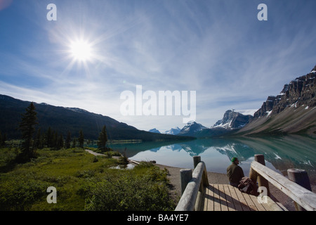 Sonne auf schneebedeckte Berge Stockfoto