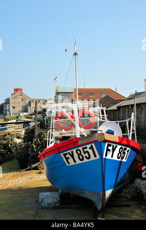 SWANAGE, DORSET, Großbritannien - 21. MÄRZ 2009: Kleines gestrandetes Fischerboot Stockfoto