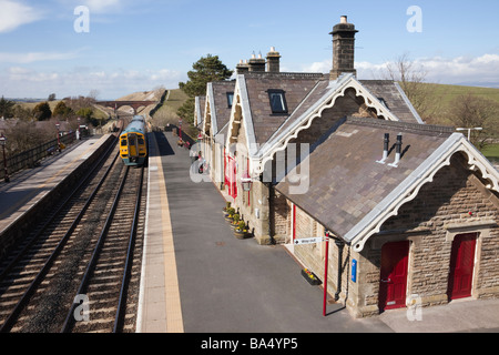 Nahende Bahnhof auf Settle Carlisle landschaftlich reizvolle Bahnlinie. Kirkby Stephen Upper Eden Valley Cumbria England UK. Stockfoto