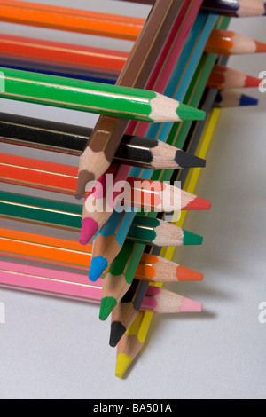 Eine Nahaufnahme der gestapelt und Punkte Buntstifte angeordnet. Stockfoto