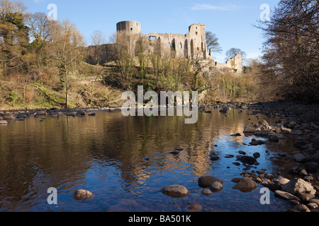 Burgruinen spiegelten sich im Fluss Tees wider. Barnard Castle Teesdale County Durham England Großbritannien Stockfoto