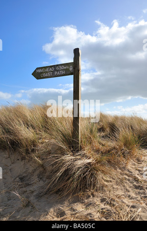 POOLE, DORSET, Großbritannien - 14. MÄRZ 2009: Holzschild für South West Coast Path am Strand mit Marram Grass in Studland Bay Stockfoto