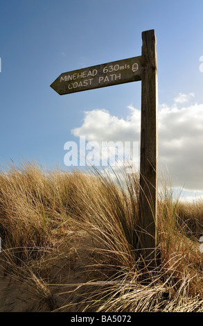 POOLE, DORSET, Großbritannien - 14. MÄRZ 2009: Holzschild für South West Coast Path am Strand mit Marram Grass in Studland Bay Stockfoto