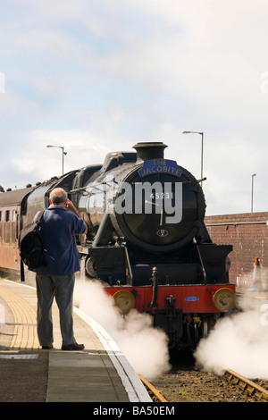 Trainspotter am Bahnsteig Mallaig mit dem Jacobite, erhaltener Dampfzug Black 5 45231 'Sherwood Forester' Stockfoto