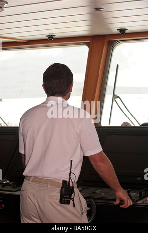 Kapitän auf der Brücke an Bord Superyacht "Großen Aron" Ausschau zu halten Stockfoto