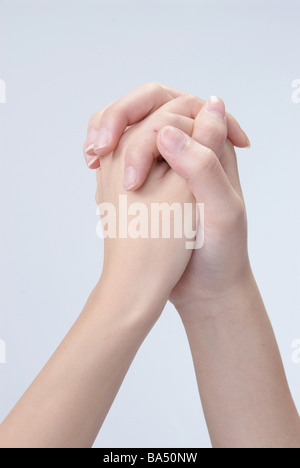 Zwei Hände verzahnt zusammen im Studio Stockfoto