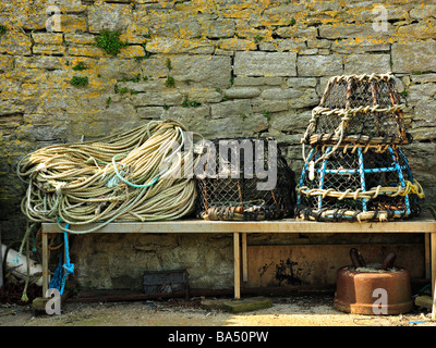 SWANAGE, DORSET, Großbritannien - 21. MÄRZ 2009: Hummer und Krabbentöpfe mit anderen Angelausrüstungen am Strand Stockfoto