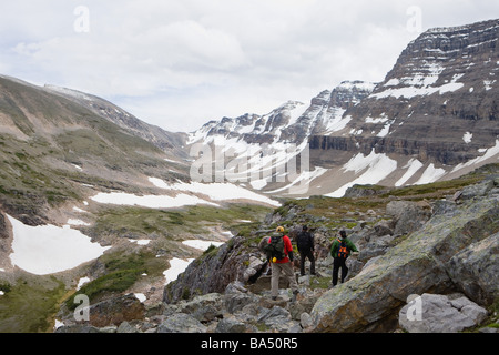 Wanderer zu Fuß im Gebirge, Kanada Stockfoto