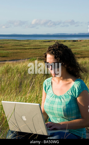 Frau mit Laptop-Sommer Stockfoto