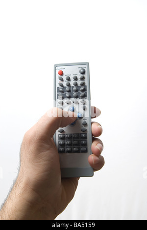 Hand, die eine Fernbedienung vor einem weißen Hintergrund Stockfoto