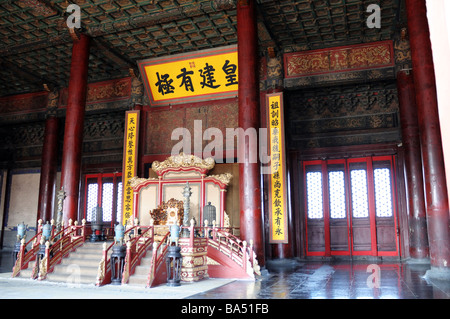 Den Kaiserthron in der Halle der Erhaltung der Harmonie in der verbotenen Stadt, Peking, China. Stockfoto