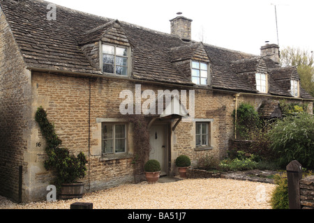 Malerische Reihe von Reihenhäusern in Barnsley, The Cotswolds, Gloucestershire, England, Großbritannien Stockfoto