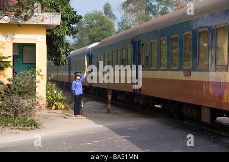 Train Kreuzung Wache nördlich von Hue, Vietnam Stockfoto