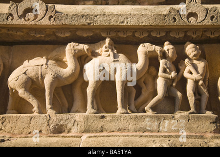 Reliefs von Fußsoldaten und Mann auf Kamel Lakshmana Tempel Khajuraho Unesco World Heritage Site Madhya Pradesh, Indien Stockfoto