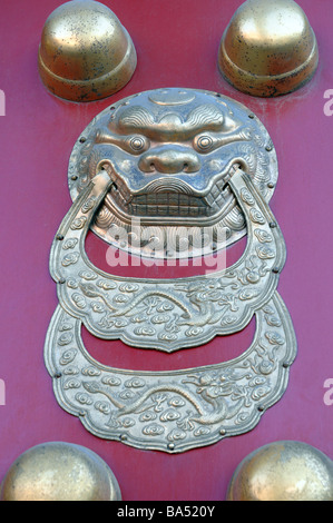 Tür-Dekoration in der verbotenen Stadt, Peking, China. Stockfoto