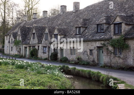 Reihenhäuser in Arlington Row, Bibury, Cotswolds, Gloucestershire im Frühling England, Großbritannien Stockfoto
