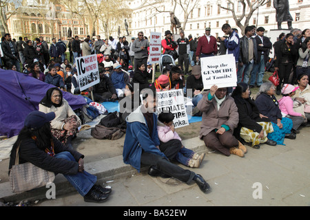 Gruppe von Tamil Demonstranten zeigen, über die Kämpfe in Sri Lanka, außerhalb Parliament Square, London England, UK. Stockfoto