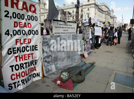 Gruppe von Tamil Demonstranten zeigen, über die Kämpfe in Sri Lanka, außerhalb Parliament Square, London England, UK. Stockfoto