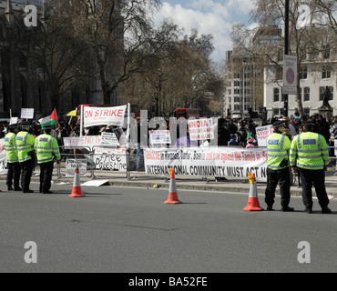 Gruppe von Tamil Demonstranten zeigen, über die Kämpfe in Sri Lanka, außerhalb des Parlaments, London England, UK. Stockfoto