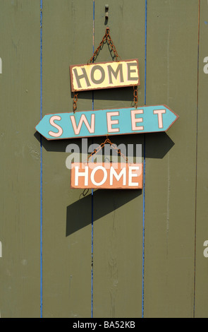 Home Sweet Home Schild hängen an einer Tür Stockfoto