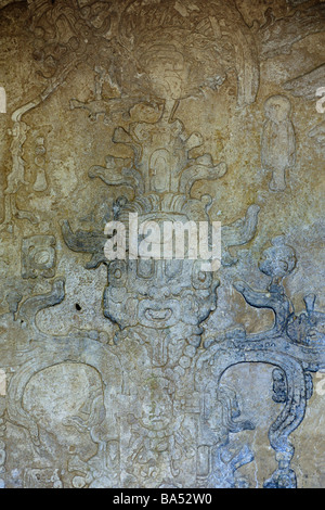Relief Schnitzerei, Darstellung der Weltenbaum in den Tempel der schuppige Kreuz in der Maya-Stadt Palenque, Chiapas, Mexiko. Stockfoto