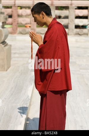 Ein buddhistischer Mönch, der im Mahabodhi-Tempel in Bodhgaya betet Stockfoto