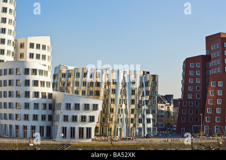 Neuer Zollhof Gebäude durch Frank Owen Gehry im Düsseldorfer Medienhafen Stockfoto