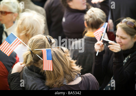 Anhänger mit uns zu kennzeichnen, während U S Präsident Barack Obama-Rede auf dem Hradschin-Platz in Prag Tschechische Republik am 5. April 2009 Stockfoto