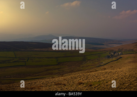 Abendlicht fällt auf einem Bauernhof inmitten der Heide unter Stanage edge Stockfoto