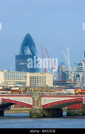 Die Stadt London Skyline mit Blackfriars Bridge in das Forground und 30 St Mary Axe Gebäude (Gherkin) im Hintergrund. Stockfoto