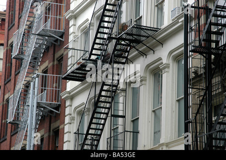 Feuerleiter Leitern und Treppen seitlich Gehäuse in Manhattan New York USA Stockfoto