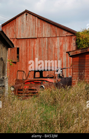 Die verlassene hölzerne Farm mit roter Scheune Michigan MI Bilder Bilder Fotos Fotografien sehr hochauflösendes vertikales Format in den USA Hi-res Stockfoto